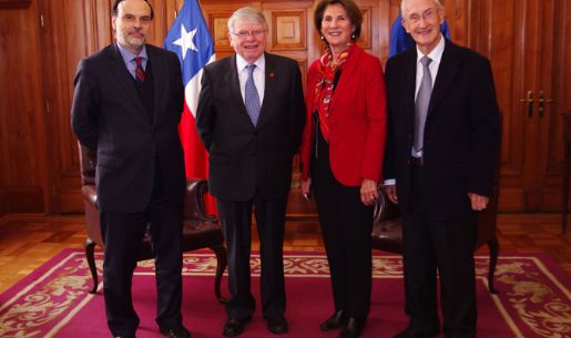 De izquierda a derecha: profesor Enrique Navarro, Presidente Corte Suprema Hugo Dolmetsch, profesora Ana María García y profesor Paulino Varas