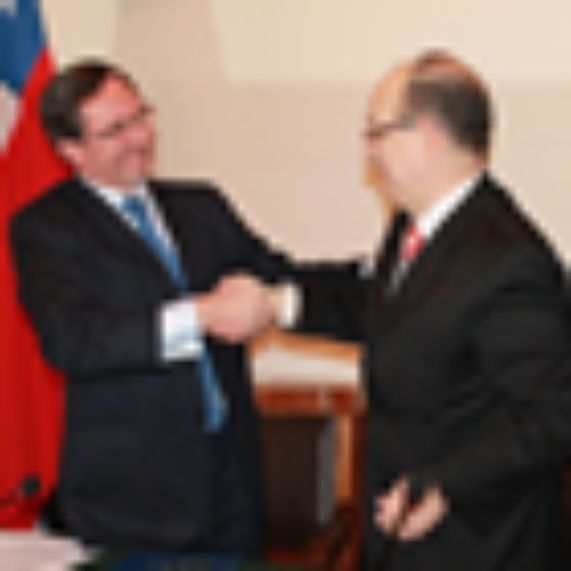El presidente el Segundo Tribunal Ambiental de Santiago, José Ignacio Vásquez, y el decano de la Facultad, Roberto Nahum, firmaron el convenio. 