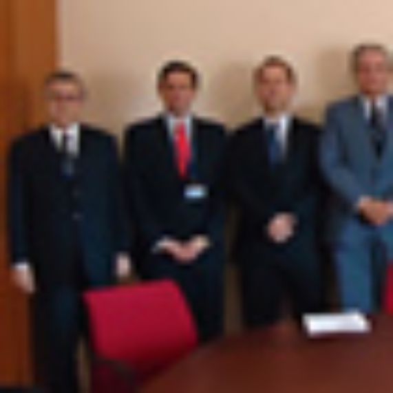 Parte de la delegación nacional, de la que formó parte el profesor Humeres,junto al  director de la OIT, Guy Rider (quinto de izquierda a derecha), tras sostener una reunión de trabajo.