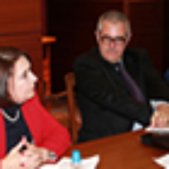 Prof. Maricruz Gómez de la Torre, directora del Departamento de Derecho Privado, junto al profesor Francisco Mercadal.
