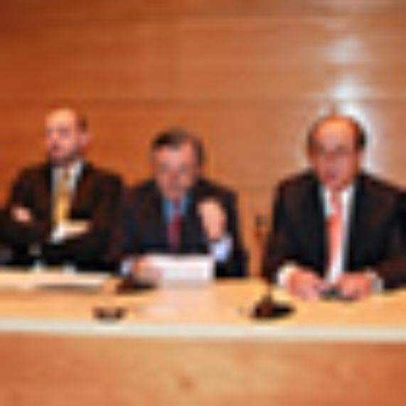 Dra.Irina Cervantes, vicedecano(s) Álvaro Fuentealba, Dr. Pablo Ruiz Tagle y embajador Otto Granados, en la inauguración del IV Coloquio Internacional de Investigación en Derecho.