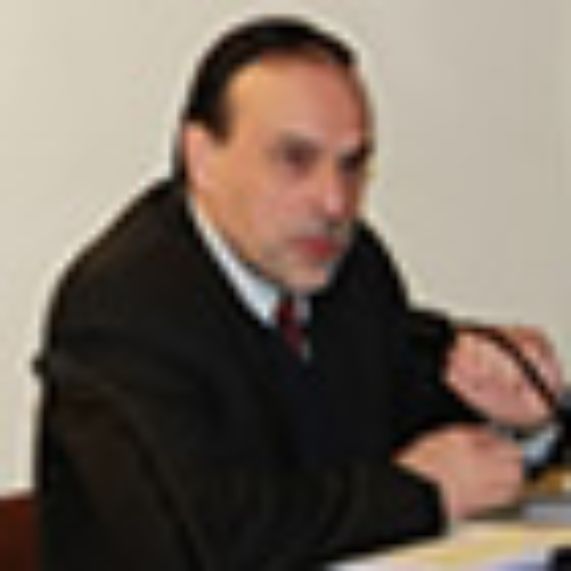 Prof. Enrique Navarro, ex director del Departamento de Derecho Público y ex ministro del Tribunal Constitucional. 