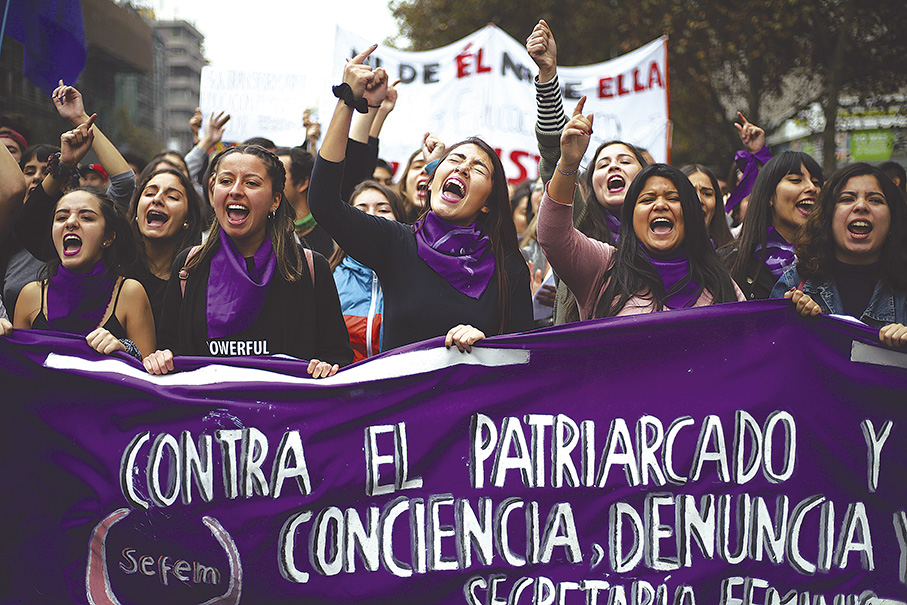 Grupo de feministas ?secuestran? AVE con destino Cádiz