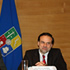 El presidente del Tribunal Constitucional, Raúl Bertelsen y el decano Roberto Nahum, encabezaron la testera junto a los presentadores y al autor de la obra. 