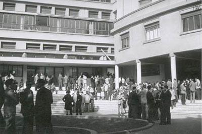 Historia Facultad de Derecho, estudiantes en el edificio Pio Nono