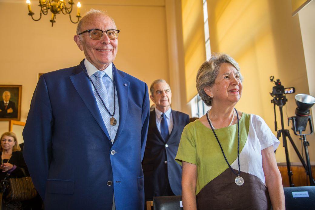 Amanda Valdovinos y Claudio Grossman reciben Premio Facultad de Derecho Univeridad de Chile