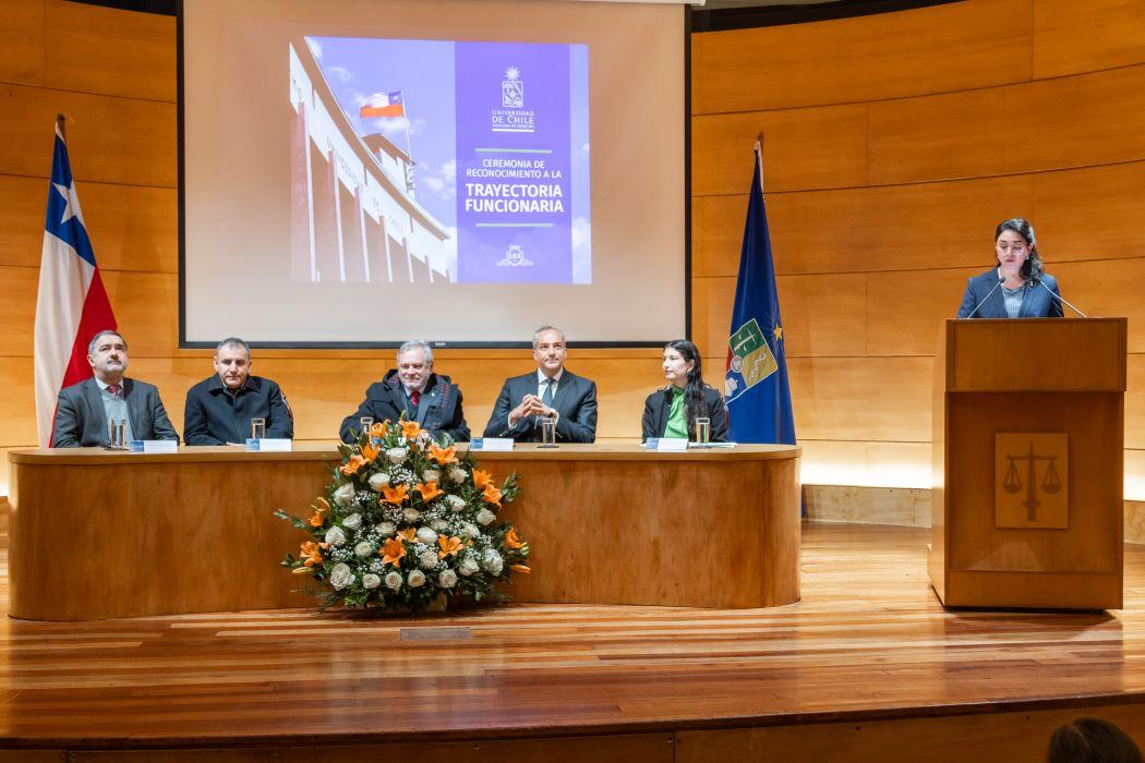 Facultad de Derecho distinguió a funcionarias y funcionarios acogidos a retiro y a quienes cumplieron décadas de servicio