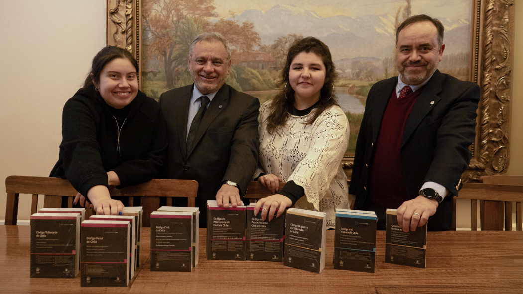 Decano de la Facultad de Derecho entrega textos al CED para la Beca de Códigos