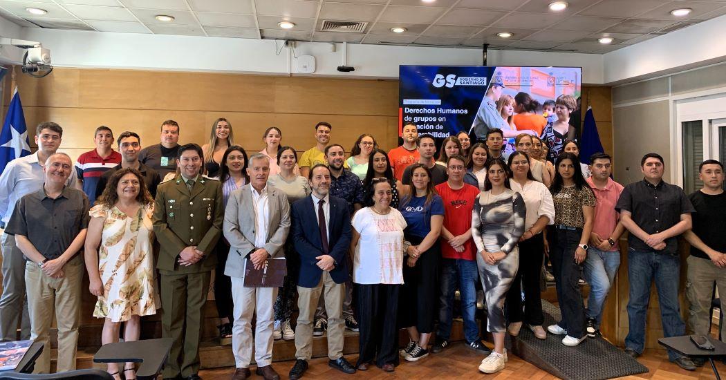 Facultad de Derecho y Gobierno de Santiago forman a 112 carabineros en Derechos Humanos