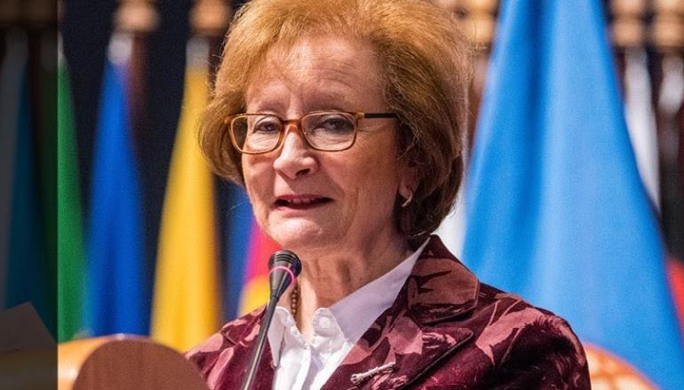 Profesora María Teresa Infante es distinguida con la medalla Rector Juvenal Hernández Jaque 2024