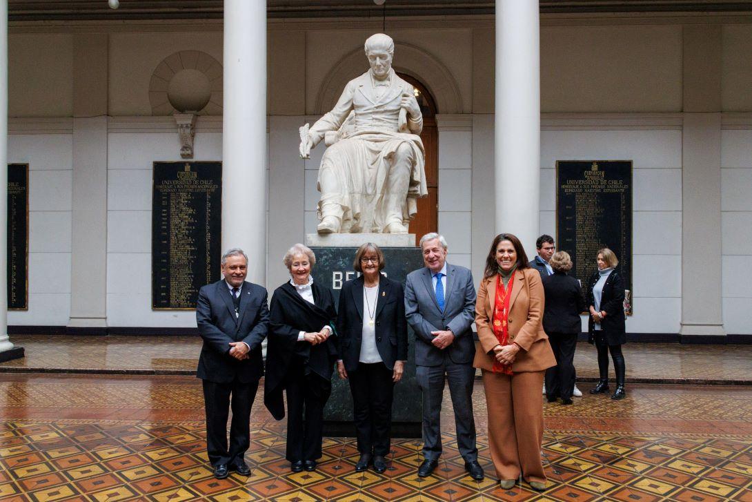Profesora María Teresa Infante recibe medalla rector Juvenal Hernández Jaque