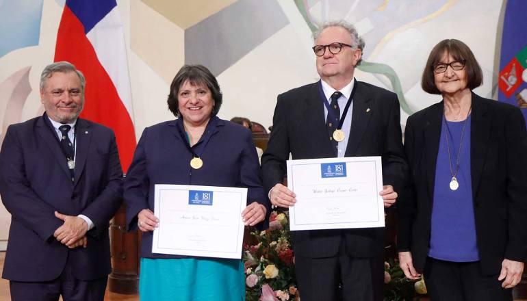Profesor Rodrigo Cooper y Mónica Velozo reciben medalla por sus 40 años de servicio