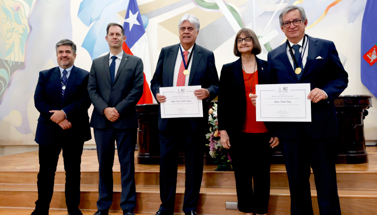 Profesores Nelson Contador y Arturo Prado son distinguidos por sus 40 años de docencia en nuestra Facultad