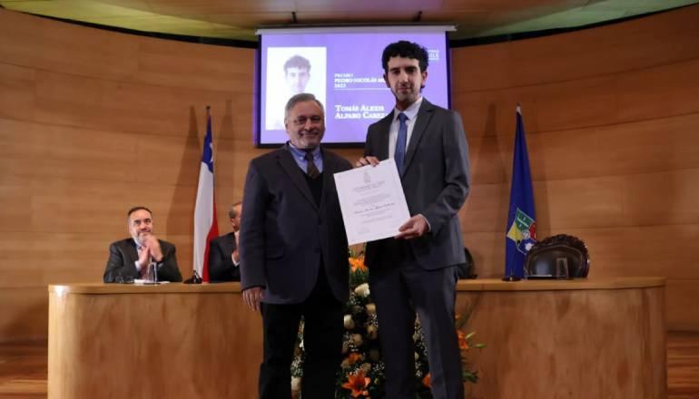 Egresado Tomás Alfaro recibe Premio Montenegro 2023