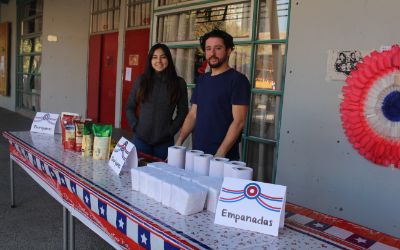 Se distribuyó de manera gratuita una empanada, un choripán y un bebestible.