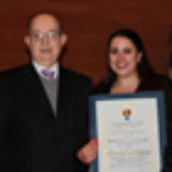 María de los Ángeles Mufdi recibe el Premio Montenegro de manos del decano Roberto Nahum. 