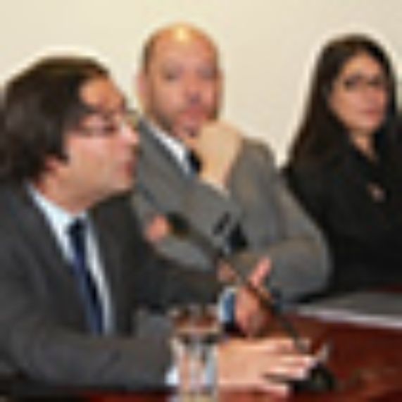 Humberto Henderson, representante de ACNUDH junto al profesor Álvaro Fuentealba, vicedecano (s).