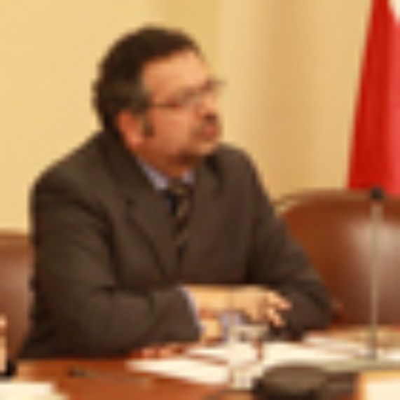 Raúl Bertelsen, ministro del Tribunal Constitucional, junto al moderador Rodrigo Bermúdez y al profesor Eric Palma. 