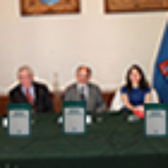 Prof. Mario Arnello; junto al director del Departamento de Derecho Internacional, Edmundo Vargas; al presidente de la Corte Suprema, Sergio Muñoz, y a la autora, Carola Canelo. 