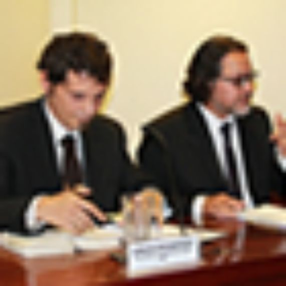 Los expositores Carlos Amunátegui y Rubén Saavedra, junto a la moderadora de la charla, Pilar Moraga.