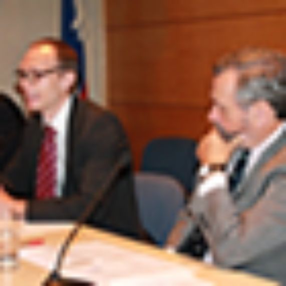 El profesor Matthew Dyson junto al director académico del Programa de Doctorado, Pablo Ruiz-Tagle.