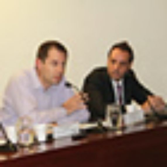 Sebastián Dufeu, profesor UAI; Francisco Agüero, director del Regcom; y Andrés Fuchs, relator del TDLC. 