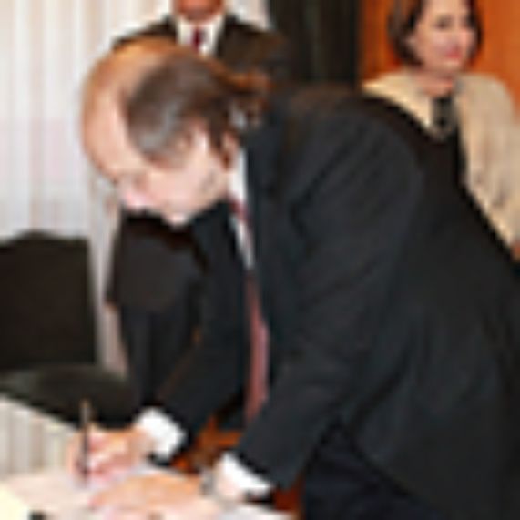 El decano Davor Harasic firma el documento a través del cual asumió formalmente el cargo el 5 de mayo.  