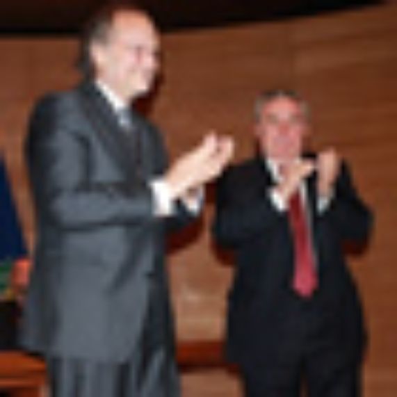 Decano Davor Harasic tras la entrega, por parte del rector Ennio Vivaldi, de la medalla Andrés Bello. 
