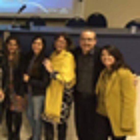 La profesora Elgueta (en la imagen primera de derecha a izquierda) junto a participantes del congreso desarrollado en Brasil.