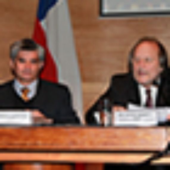 Ministro del TC, Gonzalo García, junto al decano Davor Harasic. 