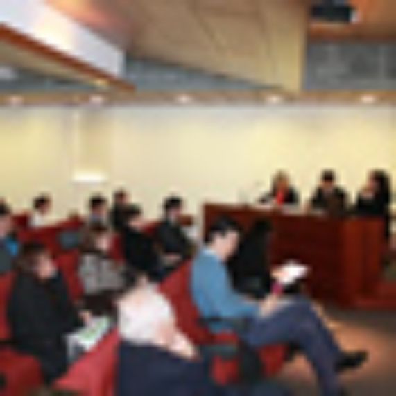 El segundo semestre de 2013, el mismo año que comenzó a operar el 2° Tribunal Ambiental de Santiago, se iniciaron las charlas de jurisprudencia. 