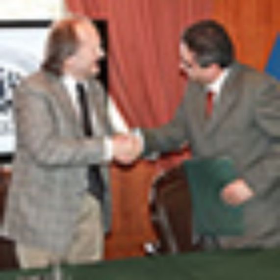 Firmaron el convenio la directora del Departamento de Derecho Público, Ana María García, el decano Davor Harasic y el presidente del TC, Carlos Carmona.