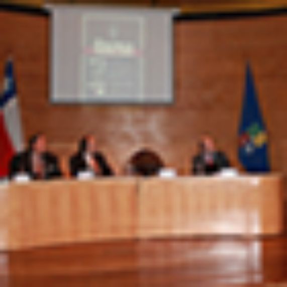 Prof. Raúl Tavolari; Davor Harasic, decano Derecho U. de Chile; Carlos Frontaura, decano Derecho PUC; y Sergio Muñoz, presidente de la Corte Suprema.