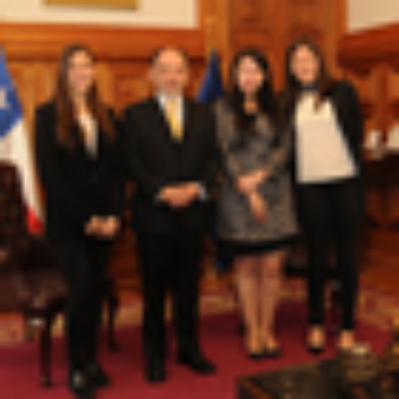 Mariana von Mühlenbrock, Sergio Muñoz, presidente de la Corte Suprema, Isabel Pavez y Marcela Poblete. 