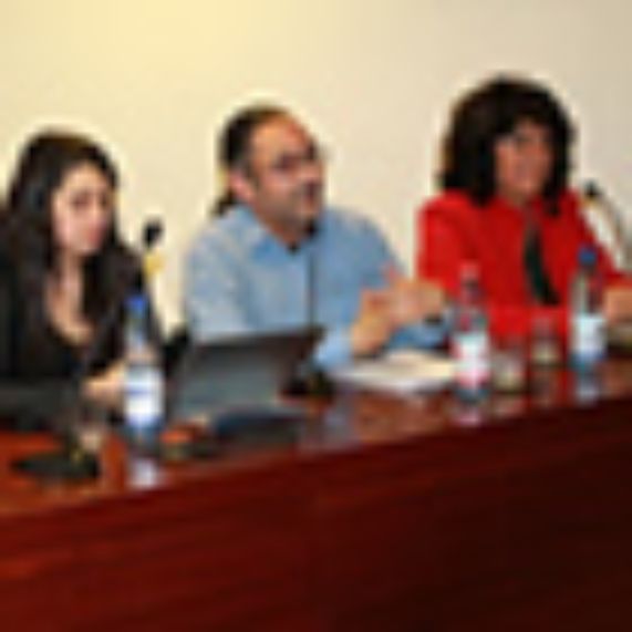 La directora del Pranju, Milka Castro, acompañó a los expositores como moderadora de la mesa redonda.