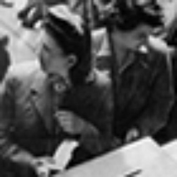 Imagen de archivo. Mujeres ejercen su derecho a voto por primera vez. 