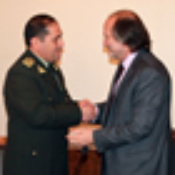 El Decano Davor Harasic y el Director Nacional de Gendarmería, Tulio Arce, tras la firma del documento.