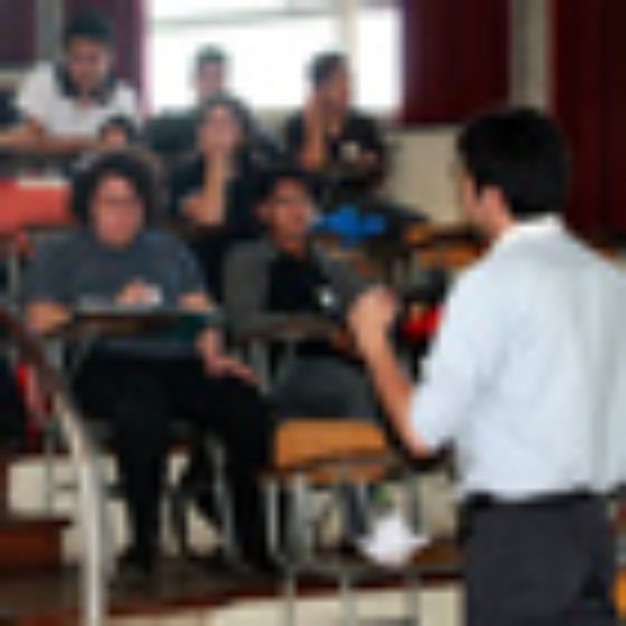 Los estudiantes participaron de un taller de argumentación a cargo de Gerardo Rojas y ayudantes del Instituto de Argumentación. 