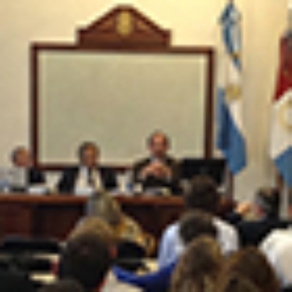 Prof. Luis Valentín Ferrada participa en seminario sobre Antártica