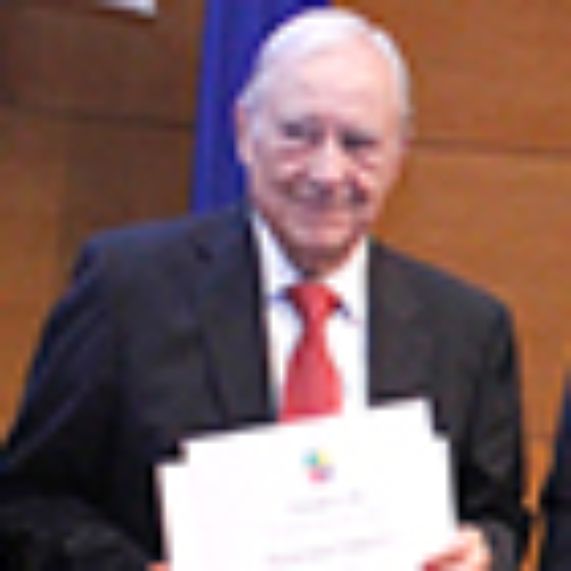 Antonio Bascuñán recibe reconocimiento de Profesor Emérito