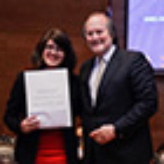 Isabel Yáñez recibe Premio Montenegro como la mejor egresada de 2016