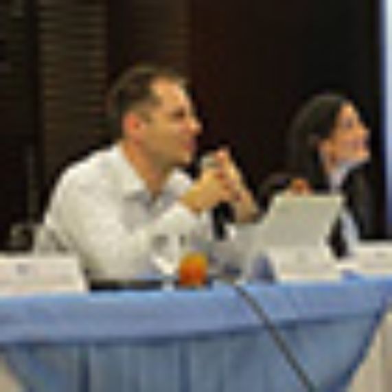 Profesor Agüero participa en seminario sobre regulación eléctrica y competencia en Filipinas