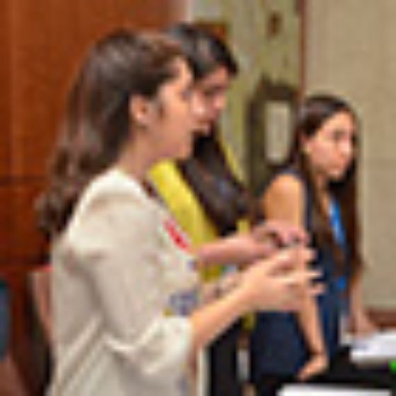 Grupo de estudiantes participan como edecanes en la 60° Reunión Anual de la UIM