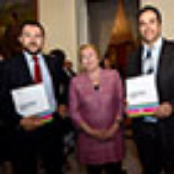 CEJ participa en la entrega a la Presidenta Bachelet de informe final sobre política de reinserción social