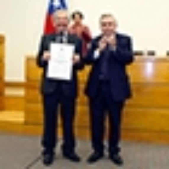 Actor Humberto Duvauchelle recibió la Medalla Rectoral de la Universidad de Chile.