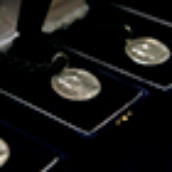 Nuevos senadores universitarios recibieron Medalla Andrés Bello