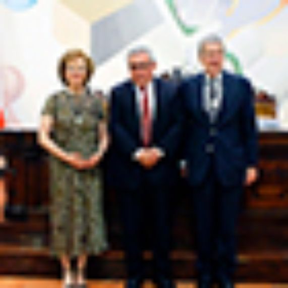 María Teresa Infante y Alberto van Klaveren recibieron la Medalla Rectoral