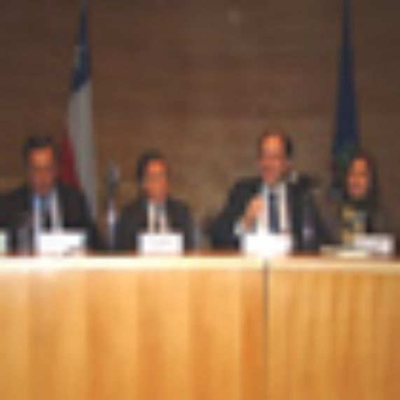 Profesor Pablo Ruiz-Tagle, vicedecano Jaime Irarrázabal, subsecretario Rodrigo Álvarez, profesora Sofía Correa
