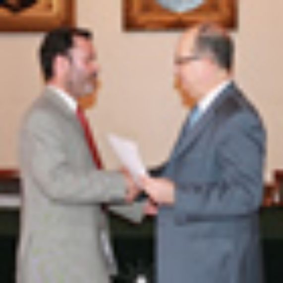 El decano Roberto Nahum entregó la primera versión del Premio Mario Garrido Montt al abogado y magíster Germán Echeverría. 