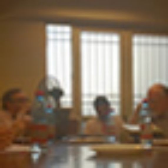 Los profesores Pablo Ruiz-Tagle, Renato Cristi y Juan Carlos Ferrada, en una reunión del Doctorado. 
